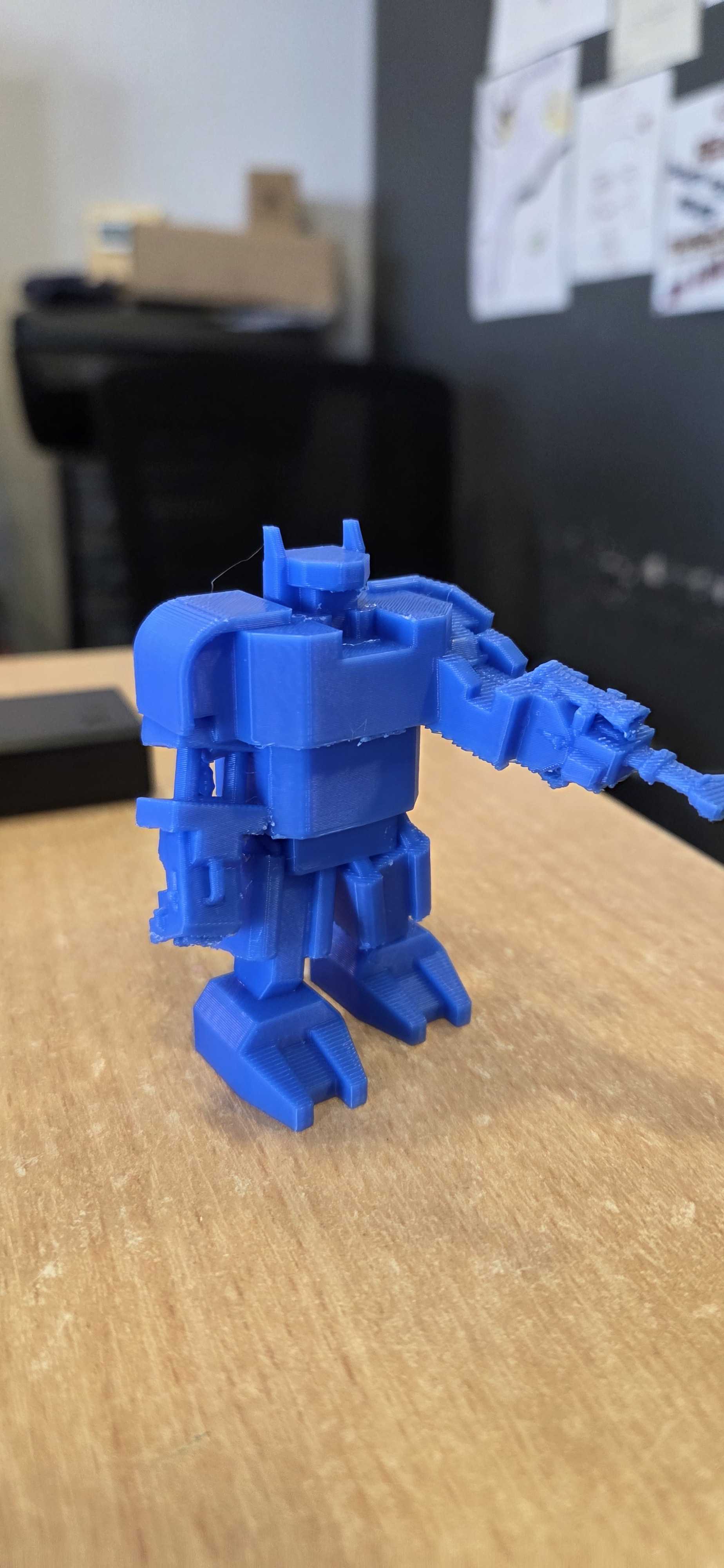 A brilliant 3D printed robot character created by one of our students! This detailed model features articulated limbs and a weapon accessory, showcasing excellent design skills and attention to detail in the modeling process.
